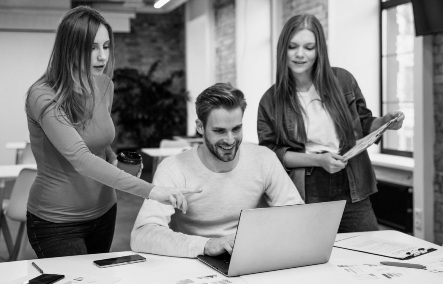 Startup-Team bei der Präsentation vor Investoren
